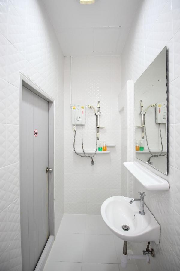 Oyo 435 Frame Residence Phuket Exterior foto